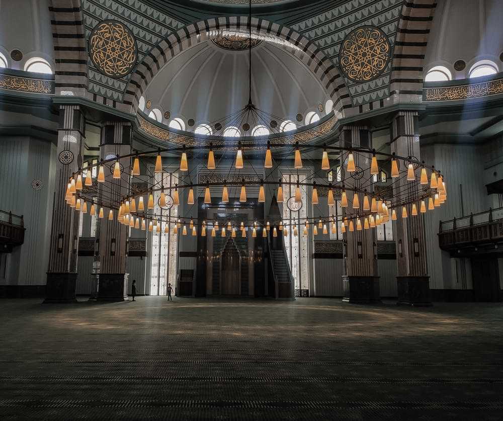 Belle mosquée vide de l'intérieur